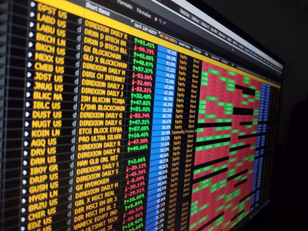 Fondos de Inversión vs. ETFs: ¿Cuál es el mejor vehículo para tu capital en 2026?